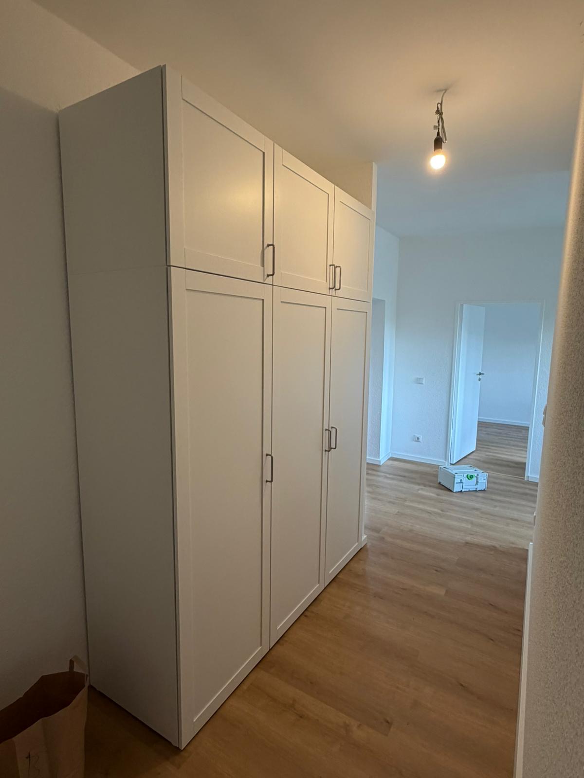 Aufbau eines IKEA PAX Kleiderschranks mit Aufsatzschränken in Berlin