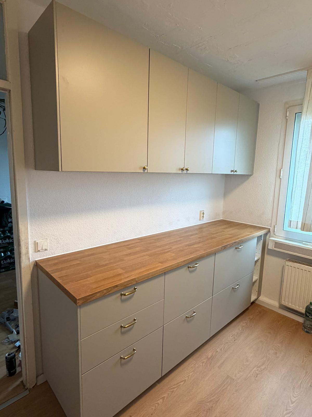 Detailansicht montierter Küchenschränke mit Echtholz-Arbeitsplatte